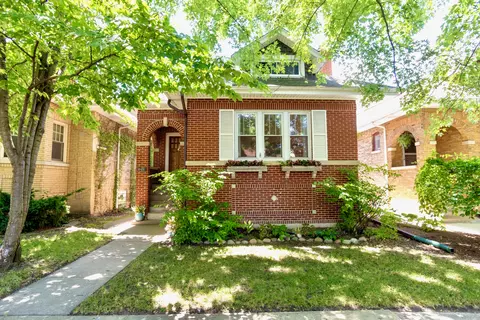 2431 W Morse Ave, Chicago, IL 60645