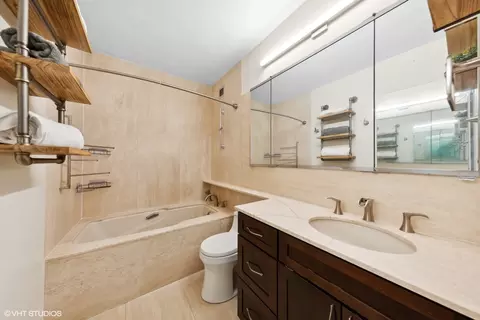 Bath - 100 E Bellevue Pl #16B, Chicago, IL 60611 photo 1 of 2