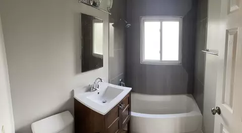 Bath - 1663 Mckool Ave, Streamwood, IL 60107 photo 1 of 1