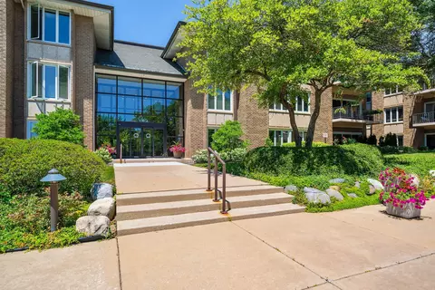 1 Oak Brook Club Dr #B304, Oak Brook, IL 60523