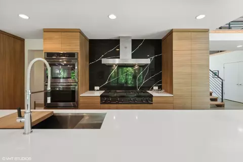 Kitchen - 1040 Hoffman Ln, Riverwoods, IL 60015 photo 3 of 5