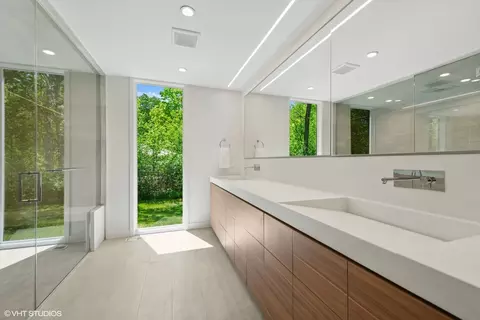 Bath - 1040 Hoffman Ln, Riverwoods, IL 60015 photo 1 of 4