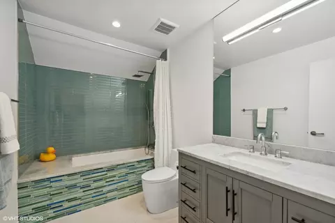 Bath - 1040 Hoffman Ln, Riverwoods, IL 60015 photo 4 of 4