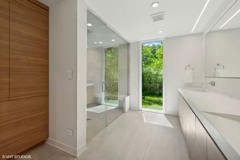 Bath - 1040 Hoffman Ln, Riverwoods, IL 60015 photo 2 of 4