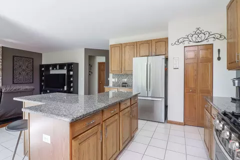 Kitchen - 160 Dallas Dr, Bartlett, IL 60103 photo 3 of 4