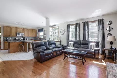 Living - 160 Dallas Dr, Bartlett, IL 60103 photo 3 of 4