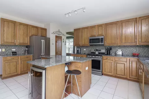 Kitchen - 160 Dallas Dr, Bartlett, IL 60103 photo 2 of 4