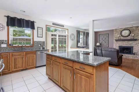 Kitchen - 160 Dallas Dr, Bartlett, IL 60103 photo 4 of 4