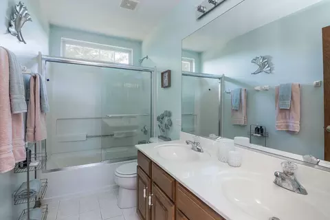 Bath - 160 Dallas Dr, Bartlett, IL 60103 photo 4 of 4