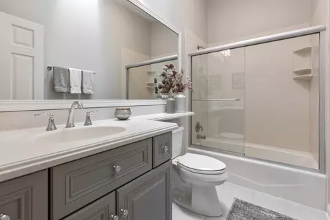 Bath - 63 Brittany Dr, Oakwood Hills, IL 60013 photo 4 of 5