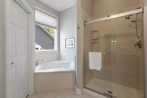 Bath - 63 Brittany Dr, Oakwood Hills, IL 60013 photo 2 of 5