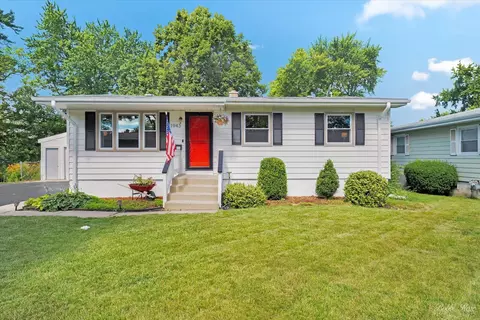 1943 Belaire Ln, Woodstock, IL 60098