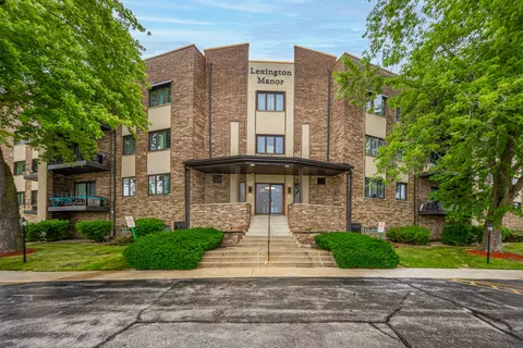 7100 W 95th St #302, Oak Lawn, IL 60453
