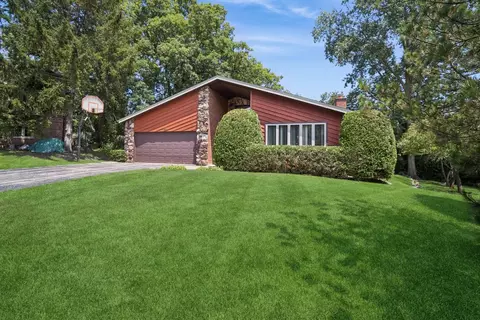 583 Warbler Ct, Highland Park, IL 60035