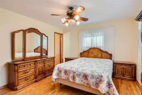 Bedroom - 902 E Golfview Dr, Mount Prospect, IL 60056 photo 2 of 5