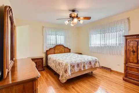 Bedroom - 902 E Golfview Dr, Mount Prospect, IL 60056 photo 1 of 5
