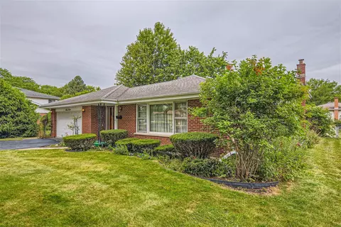 Exterior - 902 E Golfview Dr, Mount Prospect, IL 60056 photo 2 of 6