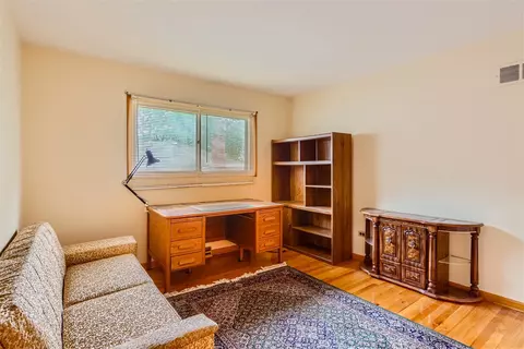 Bedroom - 902 E Golfview Dr, Mount Prospect, IL 60056 photo 3 of 5