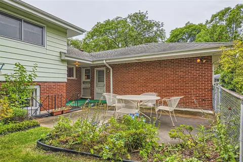 Exterior - 902 E Golfview Dr, Mount Prospect, IL 60056 photo 4 of 6