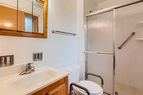 Bath - 902 E Golfview Dr, Mount Prospect, IL 60056 photo 2 of 3