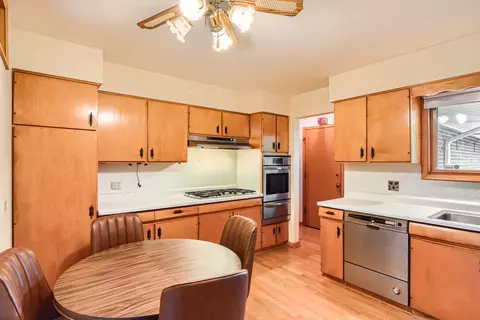 Kitchen - 902 E Golfview Dr, Mount Prospect, IL 60056 photo 1 of 2