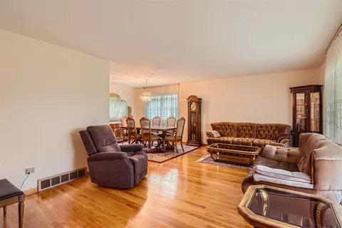 Living - 902 E Golfview Dr, Mount Prospect, IL 60056 photo 1 of 4