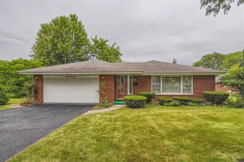 902 E Golfview Dr, Mount Prospect, IL 60056