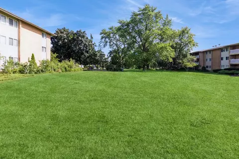 Exterior - 910 Beau Dr #103, Des Plaines, IL 60016 photo 5 of 6