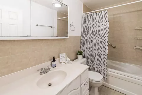Bath - 910 Beau Dr #103, Des Plaines, IL 60016 photo 1 of 1
