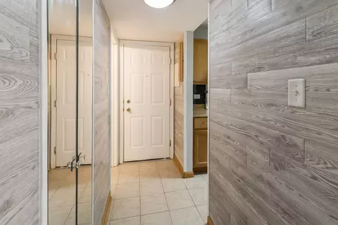 Entry Way - 910 Beau Dr #103, Des Plaines, IL 60016 photo 1 of 1