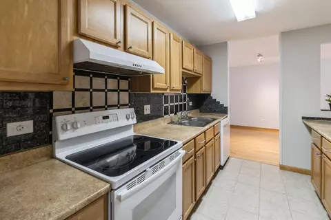Kitchen - 910 Beau Dr #103, Des Plaines, IL 60016 photo 2 of 2
