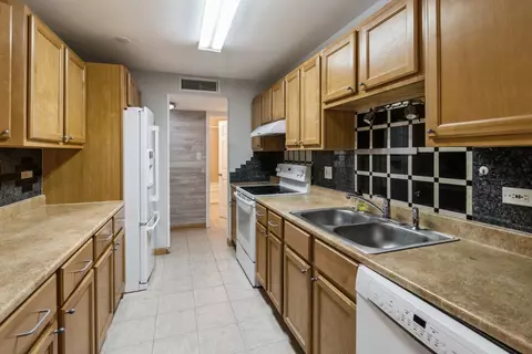 Kitchen - 910 Beau Dr #103, Des Plaines, IL 60016 photo 1 of 2