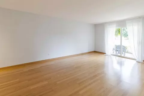 Living - 910 Beau Dr #103, Des Plaines, IL 60016 photo 3 of 3