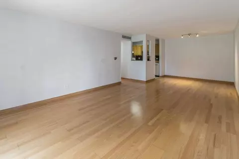 Living - 910 Beau Dr #103, Des Plaines, IL 60016 photo 2 of 3