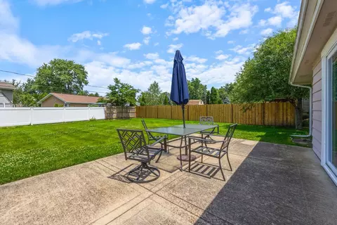 Exterior - 1470 Devonshire Ln, Hoffman Estates, IL 60169 photo 3 of 6