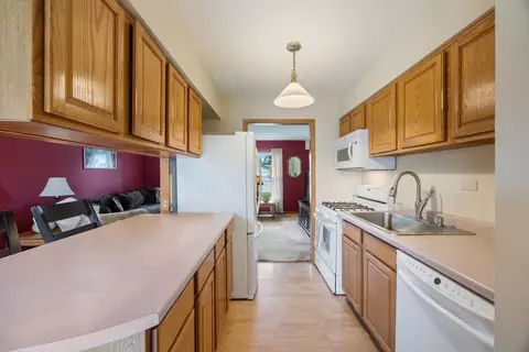 Kitchen - 1470 Devonshire Ln, Hoffman Estates, IL 60169 photo 1 of 2