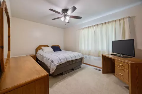 Bedroom - 1470 Devonshire Ln, Hoffman Estates, IL 60169 photo 2 of 2