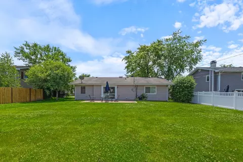 Exterior - 1470 Devonshire Ln, Hoffman Estates, IL 60169 photo 6 of 6