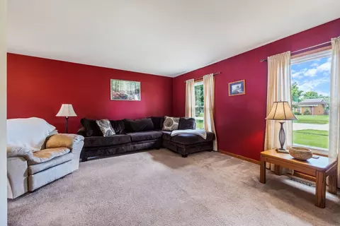 Living - 1470 Devonshire Ln, Hoffman Estates, IL 60169 photo 1 of 1