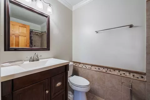 Bath - 1470 Devonshire Ln, Hoffman Estates, IL 60169 photo 1 of 2