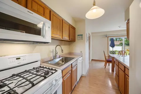 Kitchen - 1470 Devonshire Ln, Hoffman Estates, IL 60169 photo 2 of 2