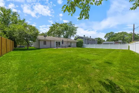 Exterior - 1470 Devonshire Ln, Hoffman Estates, IL 60169 photo 5 of 6