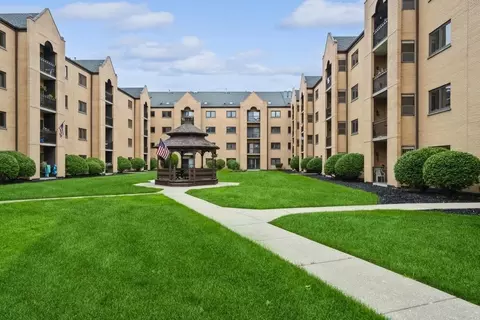 7400 W Lawrence Ave #329, Harwood Heights, IL 60706