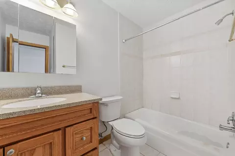 Bath - 1119 S Curtis Ave #E53, Kankakee, IL 60901 photo 2 of 2