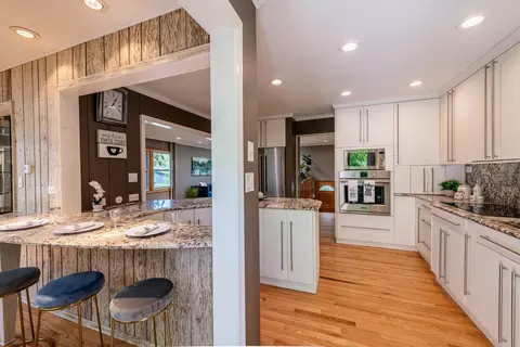 Kitchen - 945 Heather Ln, Hoffman Estates, IL 60169 photo 1 of 5