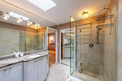 Bath - 945 Heather Ln, Hoffman Estates, IL 60169 photo 3 of 4