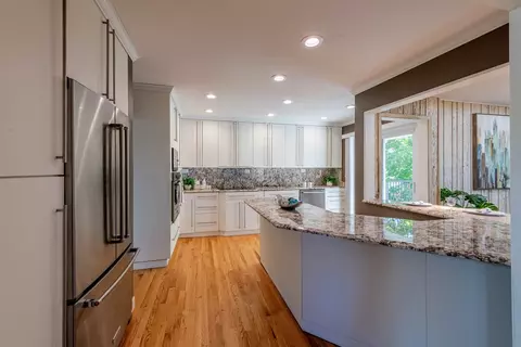 Kitchen - 945 Heather Ln, Hoffman Estates, IL 60169 photo 3 of 5