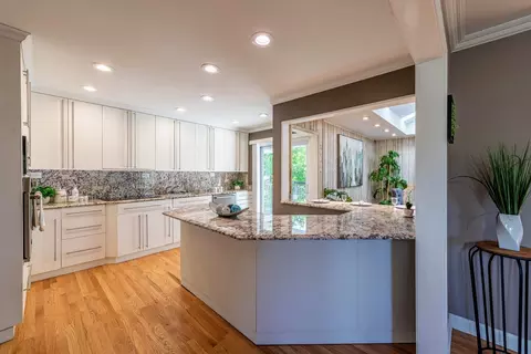 Kitchen - 945 Heather Ln, Hoffman Estates, IL 60169 photo 5 of 5