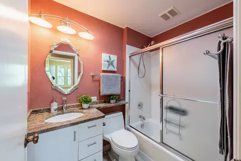 Bath - 945 Heather Ln, Hoffman Estates, IL 60169 photo 1 of 4
