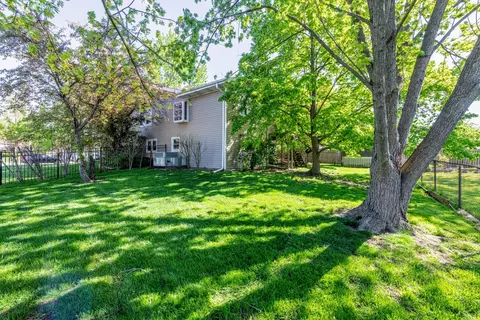 Exterior - 945 Heather Ln, Hoffman Estates, IL 60169 photo 2 of 2